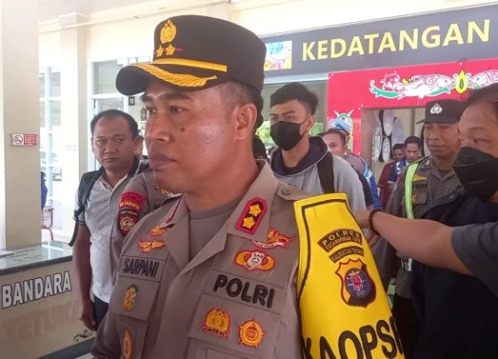 Kapolres Kotim AKBP Sarpani diikuti para anggota yang sedang membawa saksi (jaket abu abumasker hitam) berinisial RA teman sekolah korban