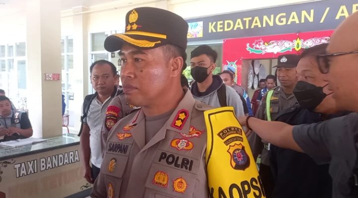 Kapolres Kotim AKBP Sarpani diikuti para anggota yang sedang membawa saksi (jaket abu abumasker hitam) berinisial RA teman sekolah korban