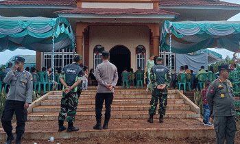 Kapolsek Parenggean iptu Rahmad Tuah beserta tim gabungan saat menjaga pelaksanaan ibadah natal di salah satu gereja di Kecamatan Parenggean.