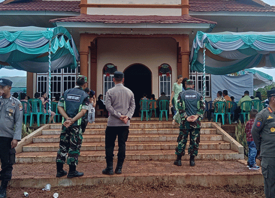 Kapolsek Parenggean iptu Rahmad Tuah beserta tim gabungan saat menjaga pelaksanaan ibadah natal di salah satu gereja di Kecamatan Parenggean.