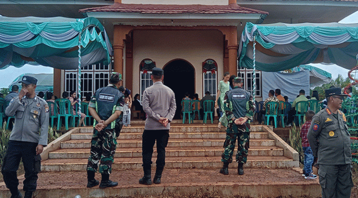 Kapolsek Parenggean iptu Rahmad Tuah beserta tim gabungan saat menjaga pelaksanaan ibadah natal di salah satu gereja di Kecamatan Parenggean.