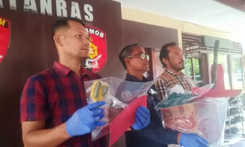 Kasatreskrim Polresta Palangka Raya, Kompol Rony M Nababan, didampingi Kasi Humas dan Kanit Jatanras saat pers rilis tindak pidana aborsi.