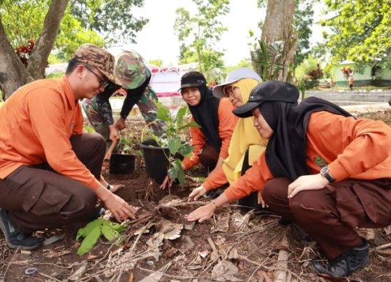 Kegiatan menanam ratusan pohon bermanfaat sebagai langkah mitigasi bencana banjir, Rabu 6 Desember 2023.