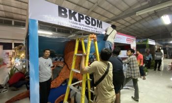Kepala BKPSDM Kotim Kamaruddin Makalepu mendampingi stafnya menghias stand dalam Sampit Trade Expo.