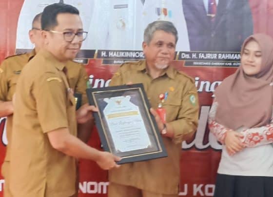 Kepala DLH Kotim, Machmoer tengah menerima penghargaan stand terbaik ketiga Sampit Trade Expo, Selasa 12 Desember 2023.