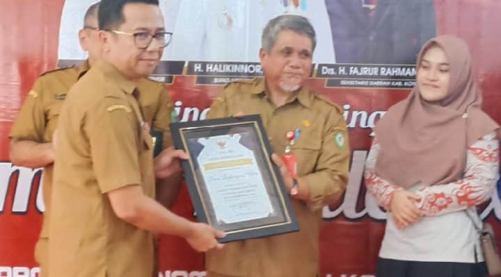 Kepala DLH Kotim, Machmoer tengah menerima penghargaan stand terbaik ketiga Sampit Trade Expo, Selasa 12 Desember 2023.