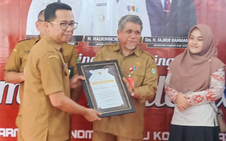 DLH Kotim Raih Penghargaan Stand Terbaik Ketiga Sampit Trade Expo