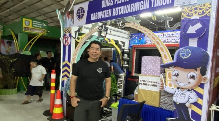 Kepala Dishub Kotim Suparmadi bergaya di depan stand, Jumat, 8 Desember 2023.