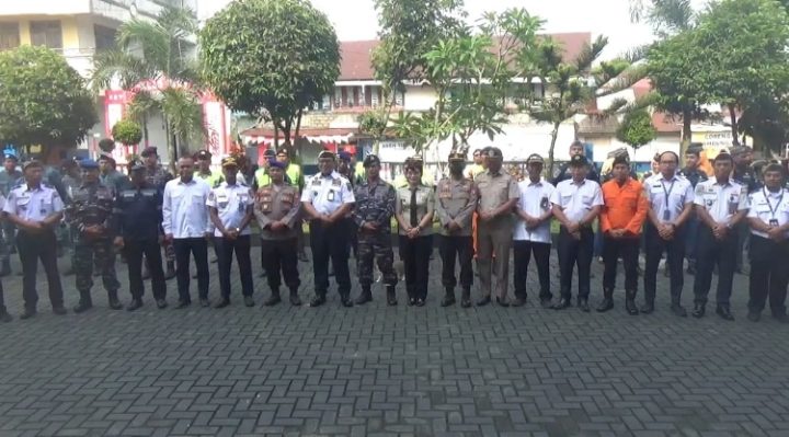 Kepala KSOP kelas III Sampit Muhammad Hermawan saat befoto bersama setelah apel persiapan Nataru di halaman KSOP Sampit, Senin, 18 Desember 2023.