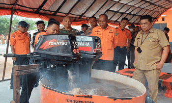 Kepala Pelaksana BPBD Kabupaten Kotawaringin Timur Multazam memeriksa kesiapan peralatan siaga darurat banjir.