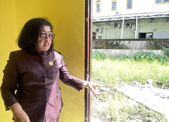 Ketua DPRD Kotim Rinie Anderson saat menujukan lahan kosong di areal Rumah Singgah Dinsos Kotim yang cocok dijadikan lahan berkebun.