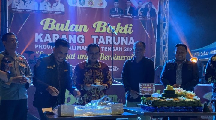 Ketua Karang Taruna Kallteng saat memberikan Kue kepada Plt Kepala Dinsos Kalteng Eddy Karusman di halaman Citimall Sampit, Minggu, 17 Desember 2023