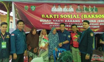 Ketua Karang Taruna Kalteng Candra Ardinata Camat Baamang dan Ketua Karang Taruna Kotim Gazalba saat bakti sosial di Baamang Sabtu 16 Desember 2023