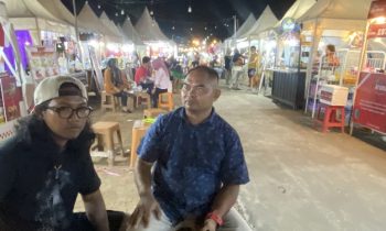 Ketua UMKM Harati Rahmad Noor saat mengobrol dengan wartawan terkeren di Sambil menikmati suasana Bazar End Year Fair, Sampit, 23 Desember 2023.