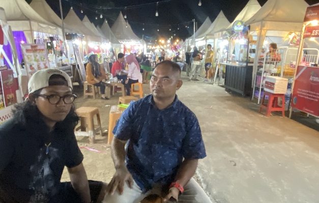 Ketua UMKM Harati Rahmad Noor saat mengobrol dengan wartawan terkeren di Sambil menikmati suasana Bazar End Year Fair, Sampit, 23 Desember 2023.