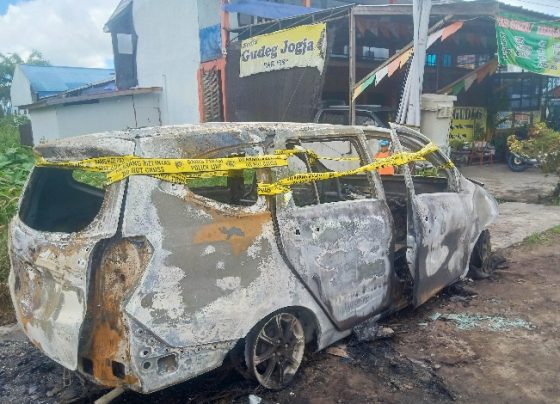 Kondisi mobil Daihatsu Sigra usai terbakar di Jalan Yos Sudarso Induk, Palangka Raya.