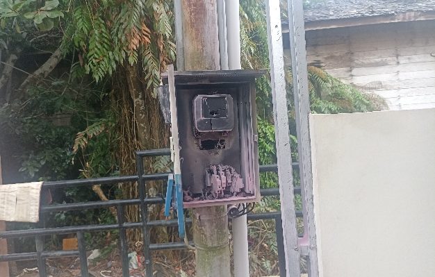Kondisi panel listrik di Samsat Sampit yang meledak mulai pukul 08.30 WIB, Senin 4 Desember 2023.