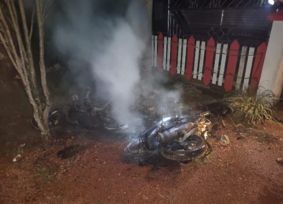 Kondisi sepeda motor milik warga yang dibakar oleh W di depan Kantor Cempaga Hulu.