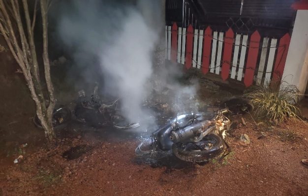 Kondisi sepeda motor milik warga yang dibakar oleh W di depan Kantor Cempaga Hulu.