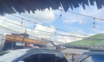 Lampu hias di salah satu kafe di Jalan Tidar Sampit padam, Rabu 27 Desember 2023.