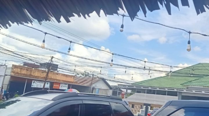 Lampu hias di salah satu kafe di Jalan Tidar Sampit padam, Rabu 27 Desember 2023.