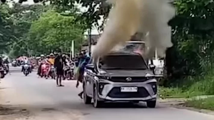 Mobil yang terbakar di Jalan Cristopel Mihing, Sampit, Jumat 15 Desember 2023.