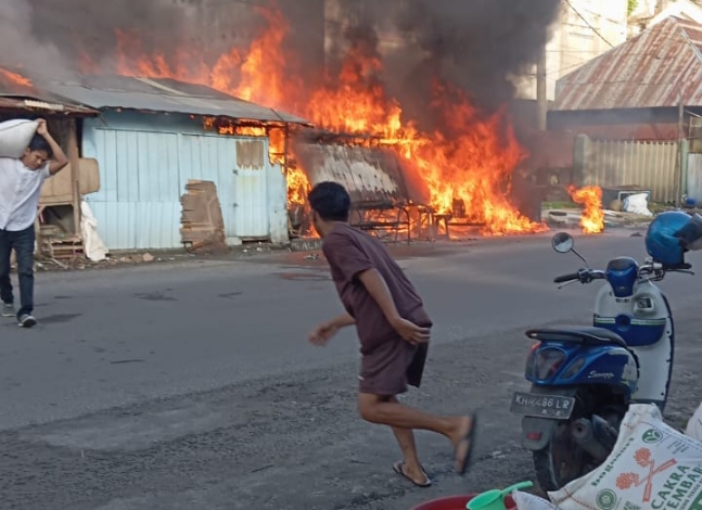 Gara-Gara Lalai saat Menuangkan BBM ke Jeriken, Sebuah Warung Kecil di Jalan Juanda Terbakar