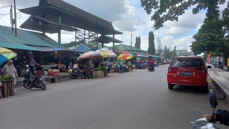 Oknum Juru Parkir di Pasar Mangkikit Sengaja Menggores Mobil Warga