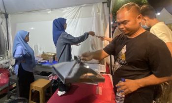 Pedagang di Sampit Trade Expo di Taman Kota Sampit tampak melayani pembeli, Minggu malam, 17 Desember 2023.