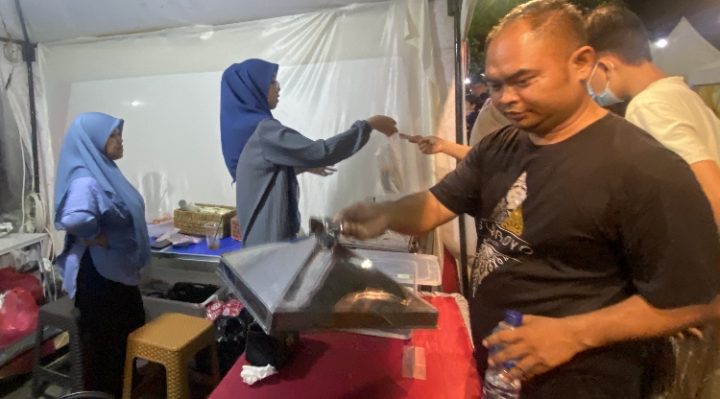 Pedagang di Sampit Trade Expo di Taman Kota Sampit tampak melayani pembeli, Minggu malam, 17 Desember 2023.