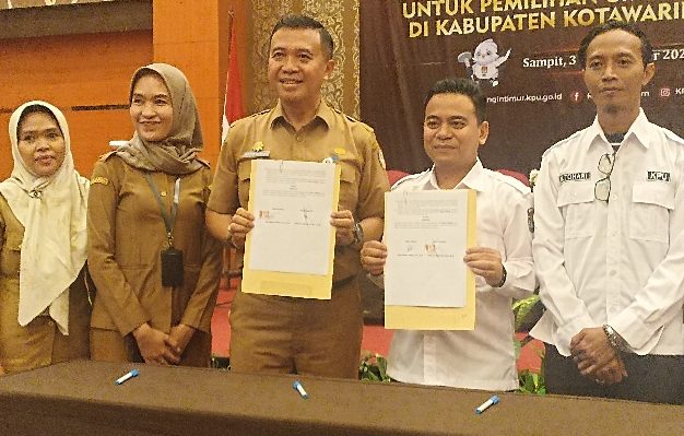 Penandatanganan MoU pinjam pakai Gedung Futsal Stadion 29 Nopember untuk logistik Pemilu 2024, Senin 4 Desember 2023.