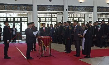 Pengambilan sumpah janji jabatan pejabat pimpinan tinggi pratama Pemkab Kotim di Gedung Serbaguna Sampit, Jumat 29 Desember 2023