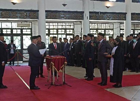 Pengambilan sumpah janji jabatan pejabat pimpinan tinggi pratama Pemkab Kotim di Gedung Serbaguna Sampit, Jumat 29 Desember 2023