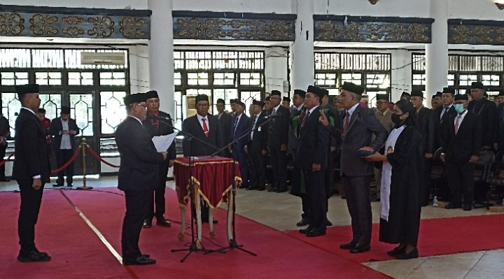 Pengambilan sumpah janji jabatan pejabat pimpinan tinggi pratama Pemkab Kotim di Gedung Serbaguna Sampit, Jumat 29 Desember 2023