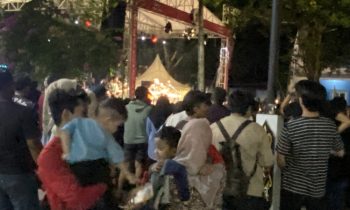 Pengunjung Sampit Trade Expo tampak antusias menikmati pertunjukan musik, Jumat, 8 Desember 2023.