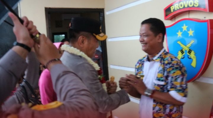 Penjabat Bupati Seruyan Djainuddin Noor saat menyambut kedatangan  Kapolda Kalteng Irjen Poerwanto di Mapolres Seruyan.