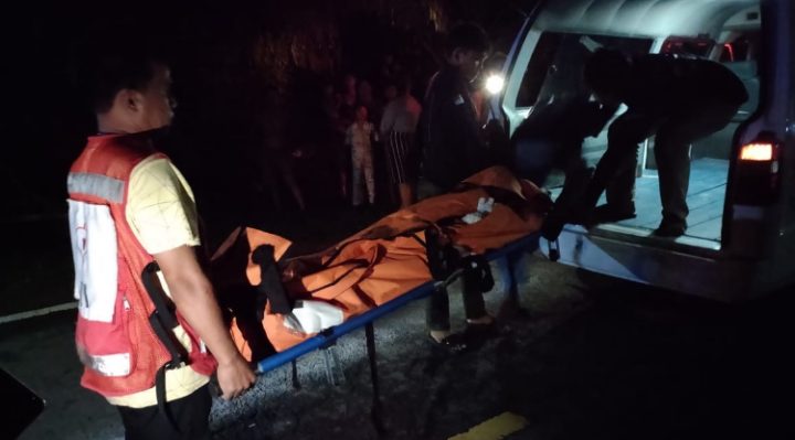 Perigas mengevakuasi korban tabrakan antara sepeda motor dikabarkan tewas usai tabrakan dengan mobil pikap, Jumat 1 Desember 2023