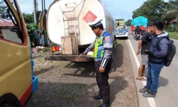 Personel Satlantas Polres Kotim saat mengamankan tiga unit truk yang tabrakan di Jalan Jenderal Sudirman, kilometer 27, Sampit, Senin Desember 2023.