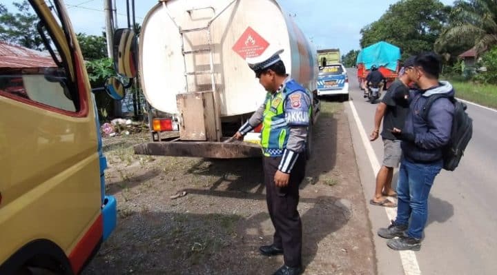 Personel Satlantas Polres Kotim saat mengamankan tiga unit truk yang tabrakan di Jalan Jenderal Sudirman, kilometer 27, Sampit, Senin Desember 2023.