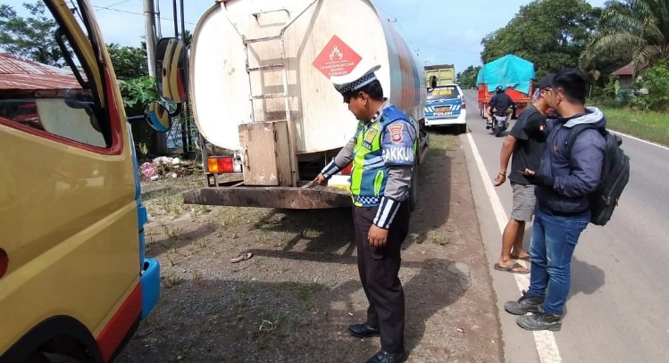 Mengerem Mendadak, Tiga Truk Tabrakan Beruntun di Jalur Tengkorak Sampit