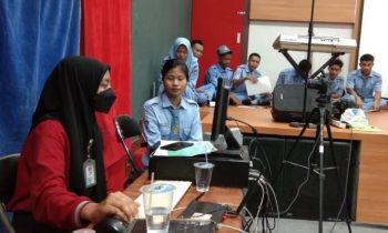 Petugas Disdukcapil Kotim saat melayani siswa siswi SMKN 2 Sampit melakukan perekaman e KTP.