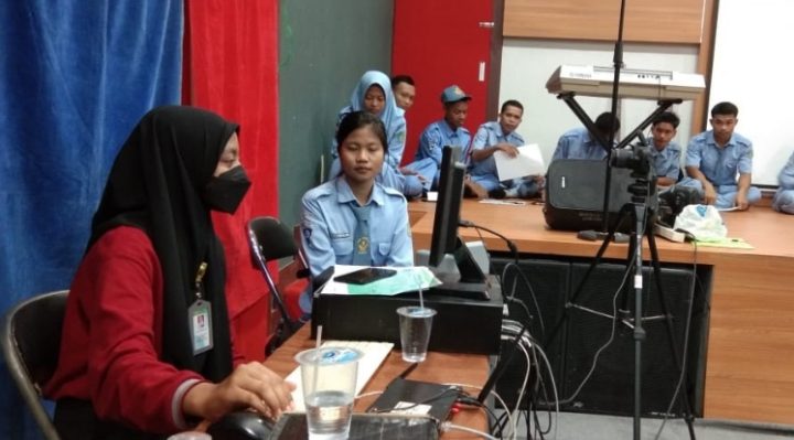 Petugas Disdukcapil Kotim saat melayani siswa siswi SMKN 2 Sampit melakukan perekaman e KTP.