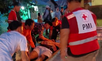 Petugas PMI Kotim dibantu warga mengevakuasi korban laka lantas di Jalan Hasan Mansyur, Kecamatan Baamang, Sampit, Minggu malam (1012).