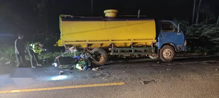 Tabrak Truk Parkir, Pemotor Tewas Seketika di Desa Penyang 
