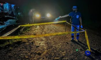 Petugas mengidentifikasi lokasi penemuan mayat bayi yang ditemukan di kebun sawit di Kevamatan Mentaya Hulu, Minggu, 10 Desember 2023.