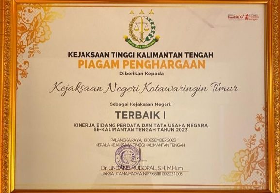 Piagam Penghargaan Terbaik I se Kalteng yang diberikan kepada Datun Kejari Kotim