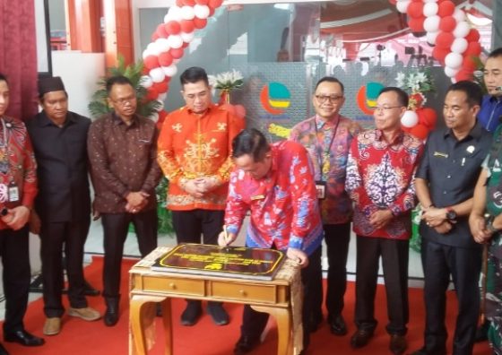 Pj Bupati Katingan, Saiful meresmikan Kantor PT Bank Kalteng Cabang Pembantu Kereng Pangi,  Kamis, 28 Desember 2023.