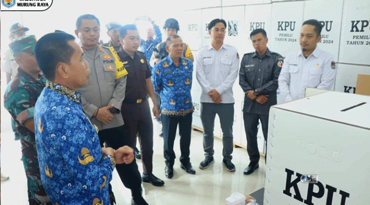 Pj Bupati Murung Raya Hermon dan Forkopimda setempat meninjau logistik Pemilu 2024 di gudang KPU Kabupaten Murung Raya Jalan Bhayangkara.