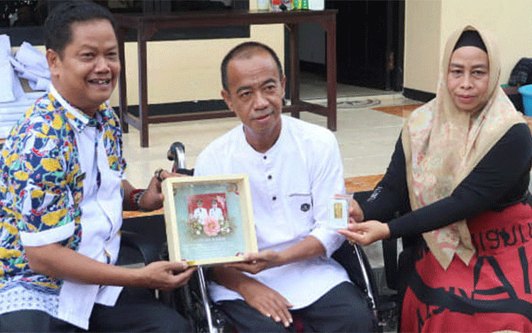 Menyambangi Yulhaidir, Pj Bupati Seruyan Memberi Cinderamata