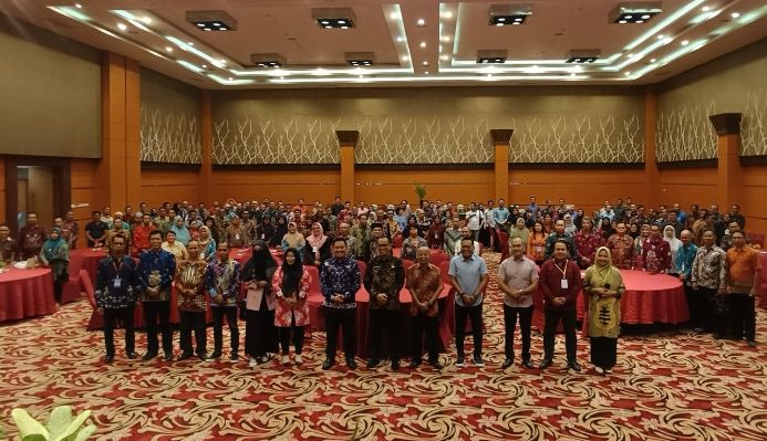 Pj Sekda Seruyan Bahrun Abbas didampingi Kadis Pendidikan Seruyan Rusdi Hidayat saat peluncuran Proyek Perubahan BARIGAS.